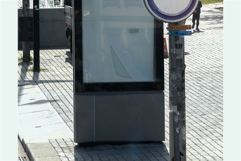 Haltestellenschild mit dem Wort Tour