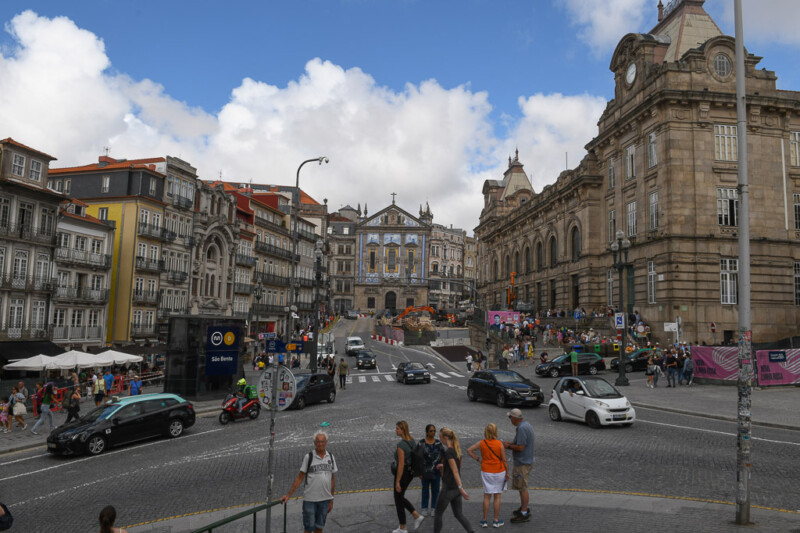 Straße in der Altstadt mit Kirche