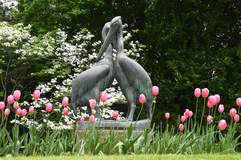 Skulptur zwischen Tulpen