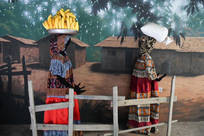 Wandbild mit Frauen in afrikanischer Tracht